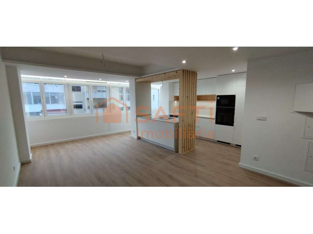 Apartamento T2 em São Domingos Benfica - Grande imagem: 2/12