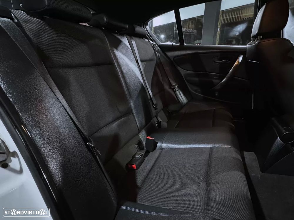 BMW 118 d Pack M - 11