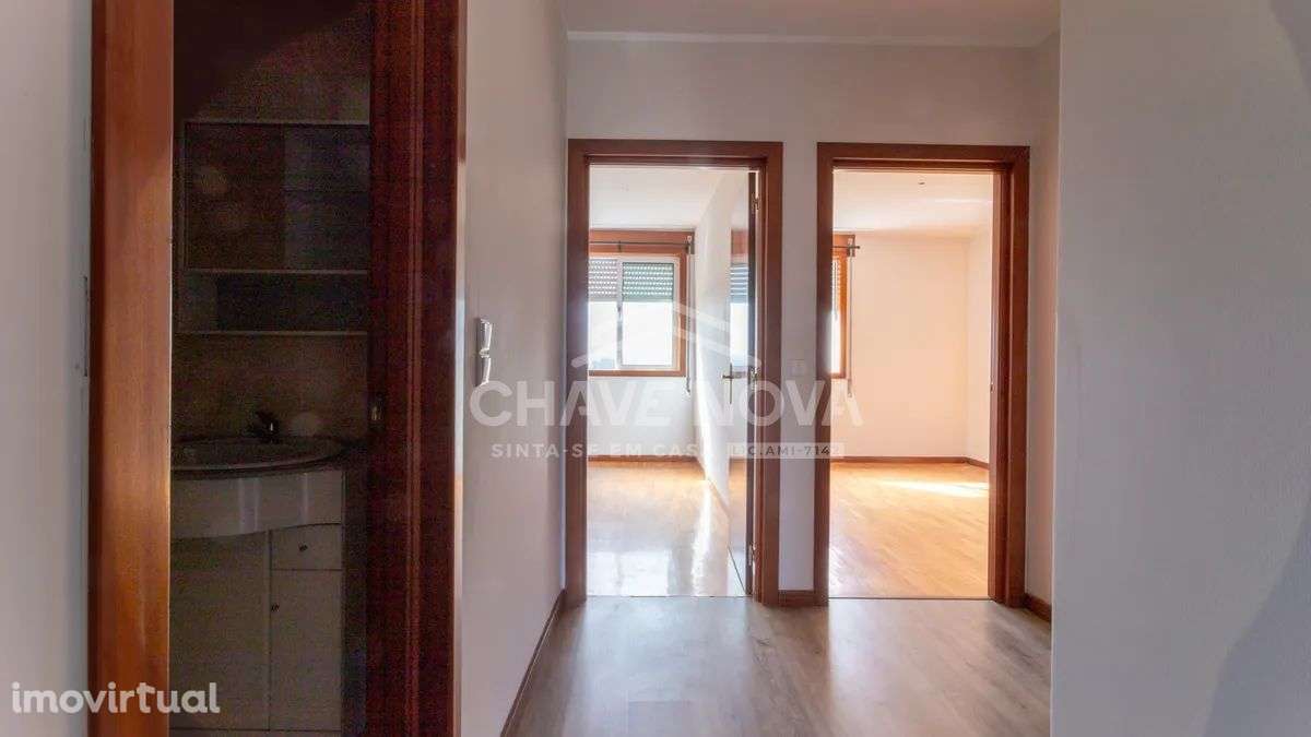 Apartamento T2 c/ Lugar de Garagem em Serzedo - Grande imagem: 4/25