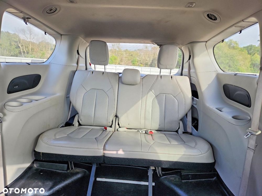 Chrysler Pacifica - 11