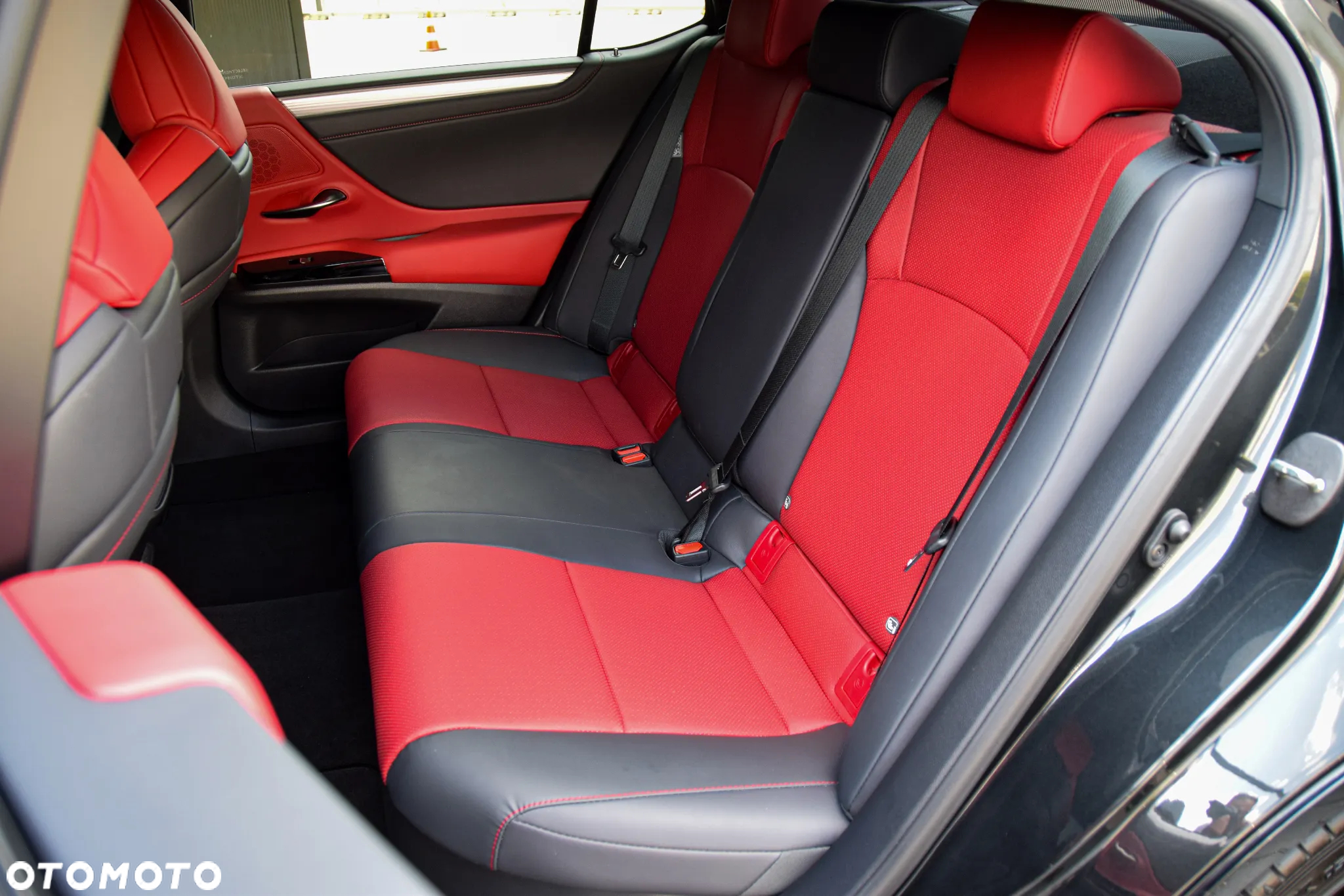 Lexus ES 300h F Sport Edition - 16