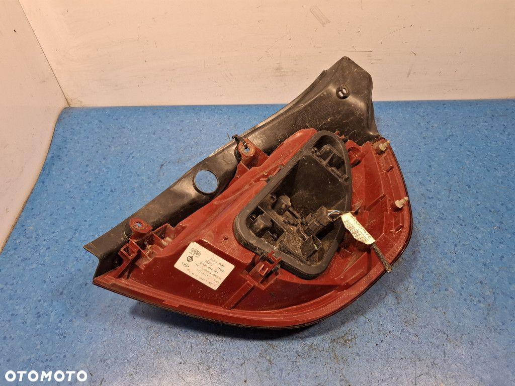 RENAULT CLIO III LIFT LAMPA TYŁ LEWA ZEWNĘTRZNA 8200886944 - 2