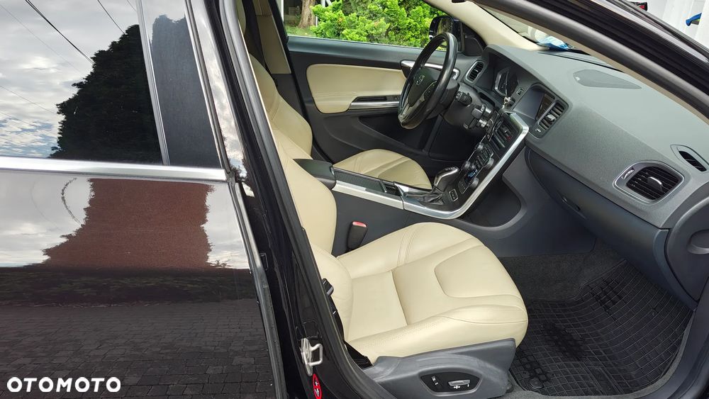Volvo V60 D6 AWD Plug-in Hybrid Summum - 10