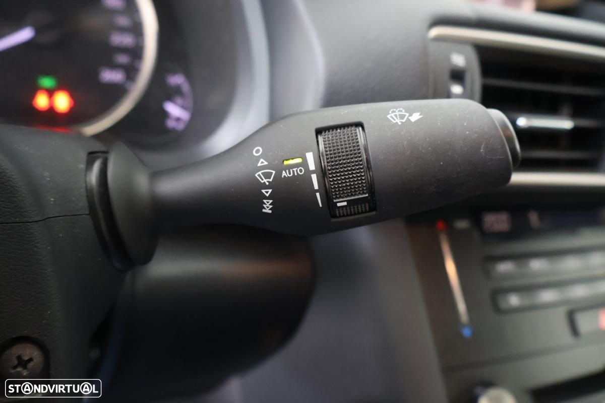 Lexus IS 300H - 23