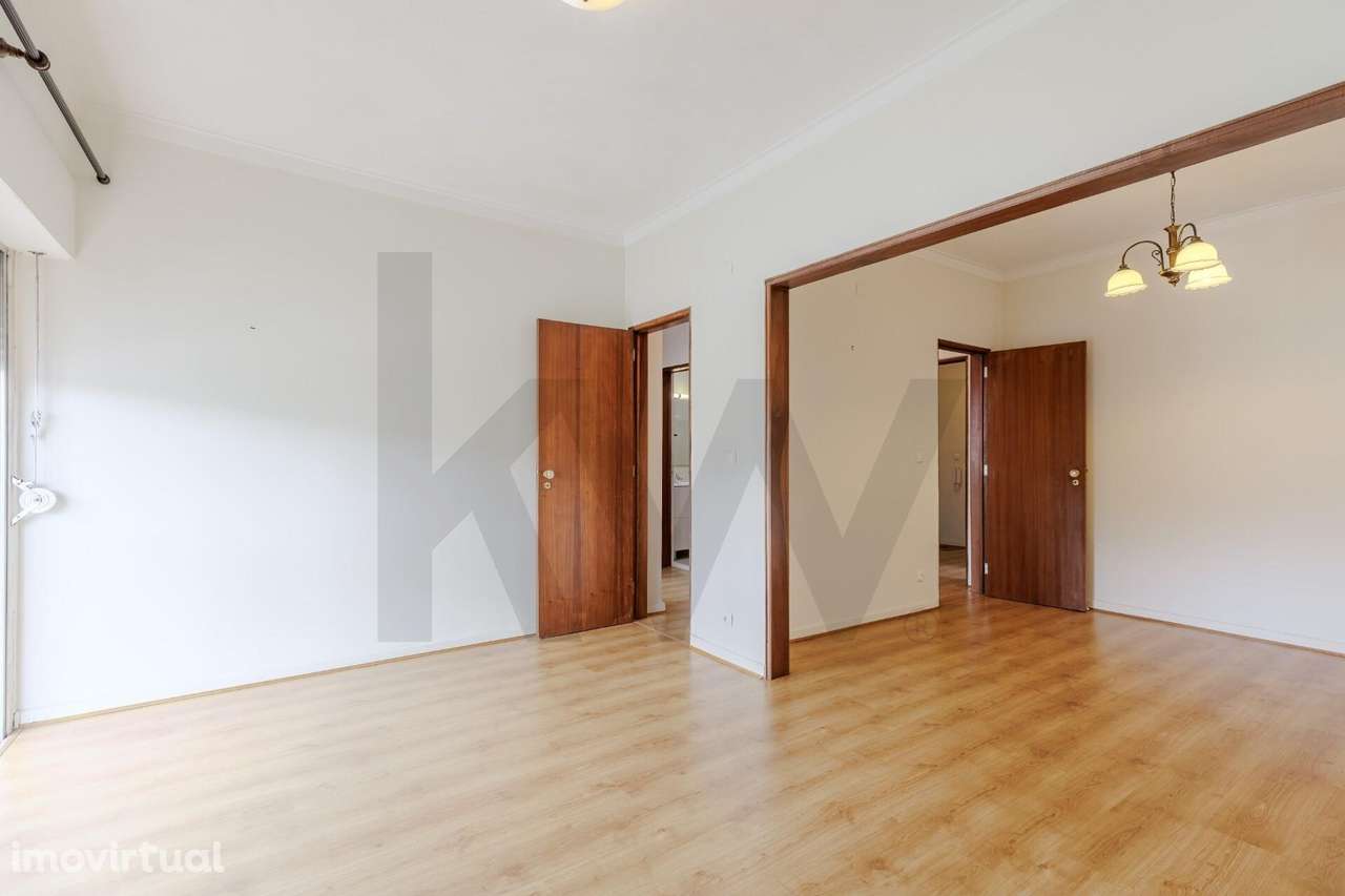 T2 no Centro de Carnaxide com Vista Desafogada e Excelente Potencial d - Grande imagem: 3/40