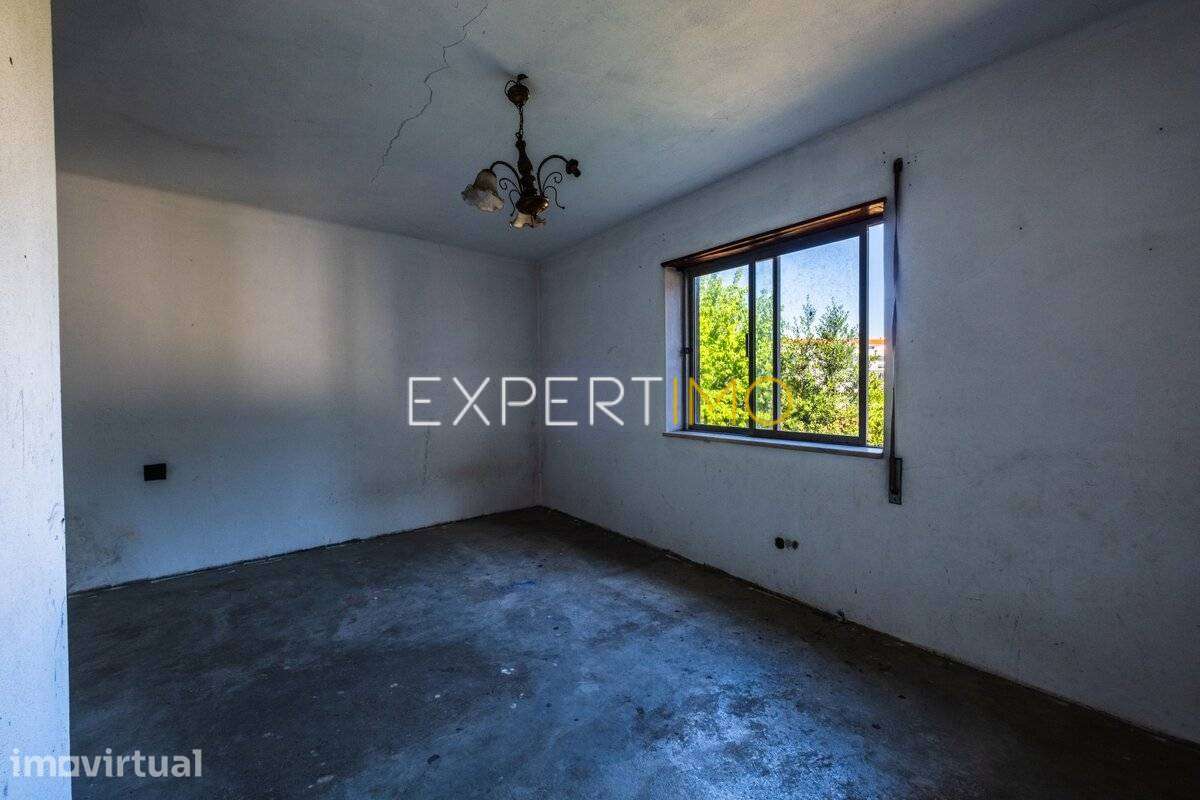 Moradia para Remodelar com Terreno e Anexos no Centro da Lousã - Grande imagem: 5/26