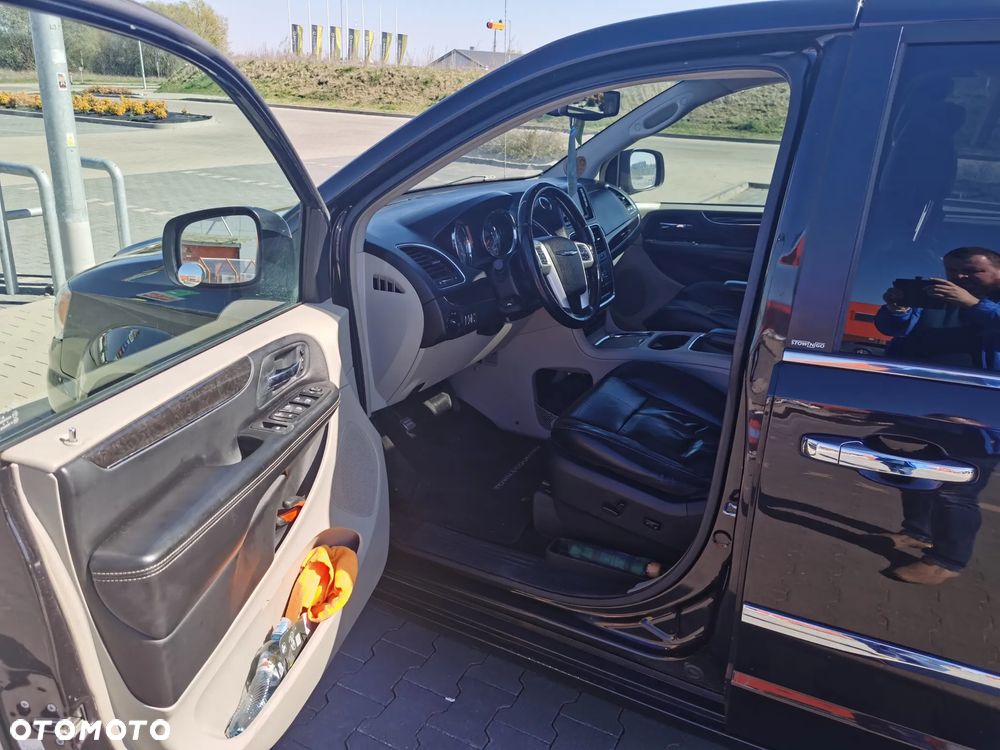 Chrysler Town & Country 3.6 Limited - 30