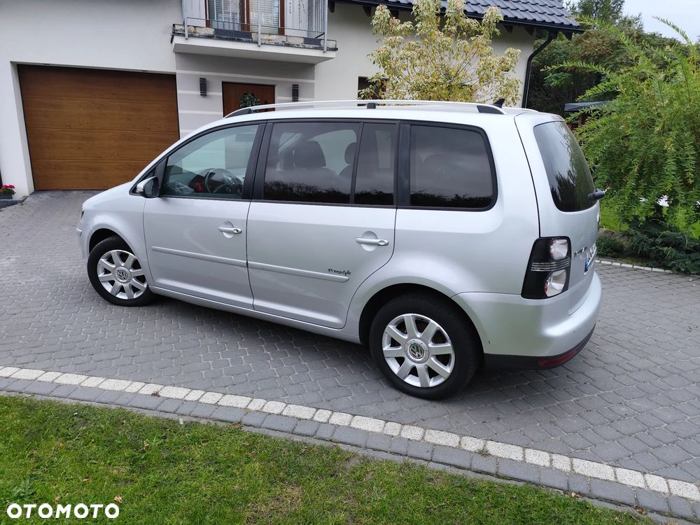 Volkswagen Touran 2010 photo 3