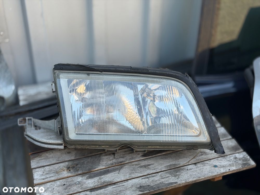 Lampa przód przednia W203 prawa bosch 0301082202