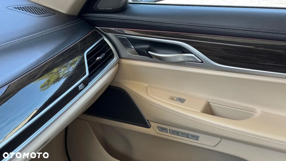 BMW Seria 7 750Li xDrive - 25