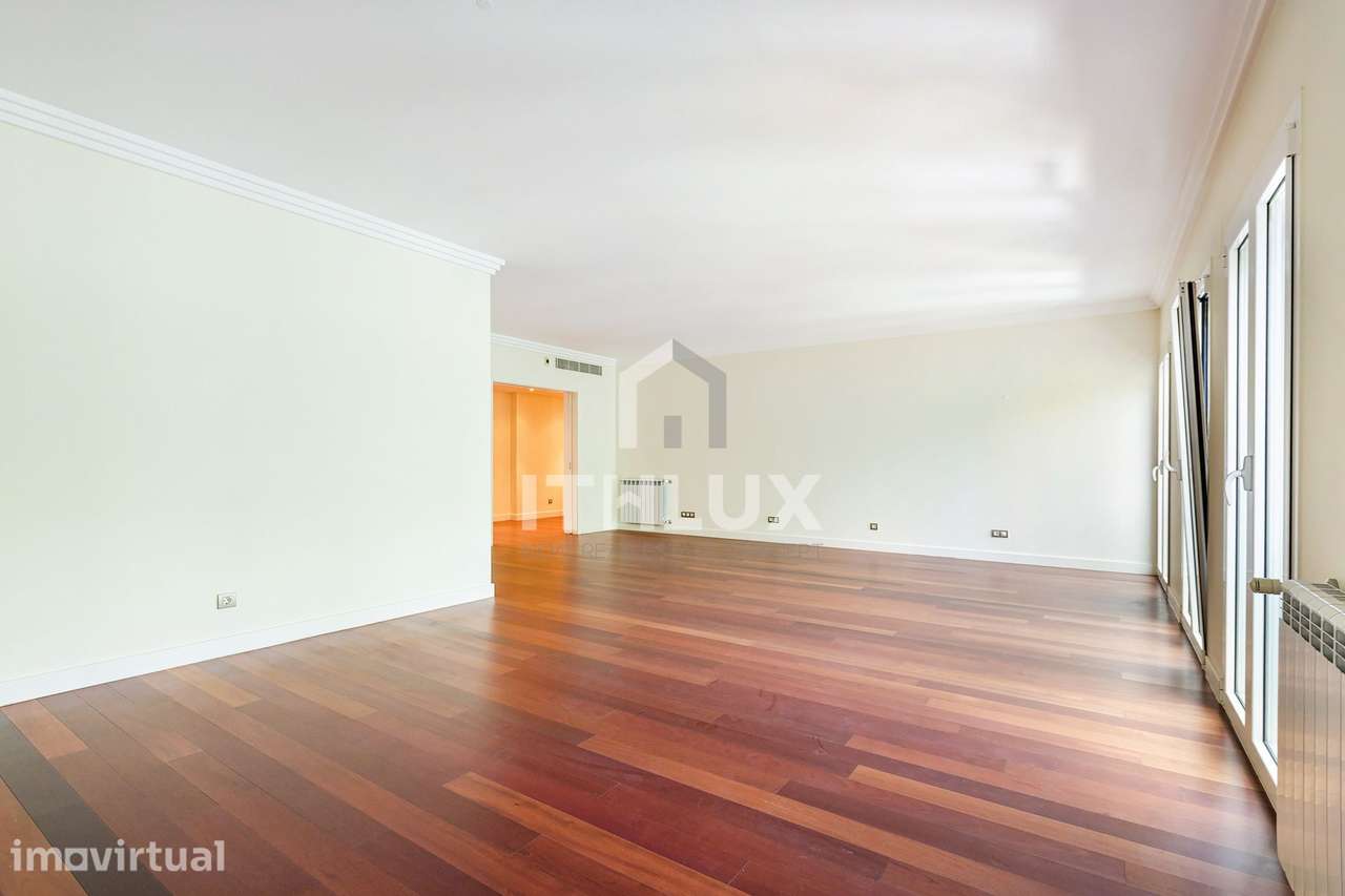 Apartamento T4 nas Avenidas Novas, com 4 lugares de garagem - Grande imagem: 4/31