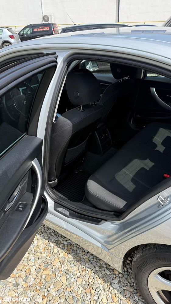 BMW Seria 3 320d Efficient Dynamic Edition Sport-Aut. - 9