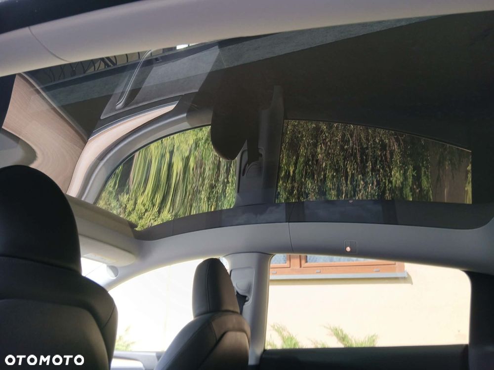 Tesla Model Y - 8