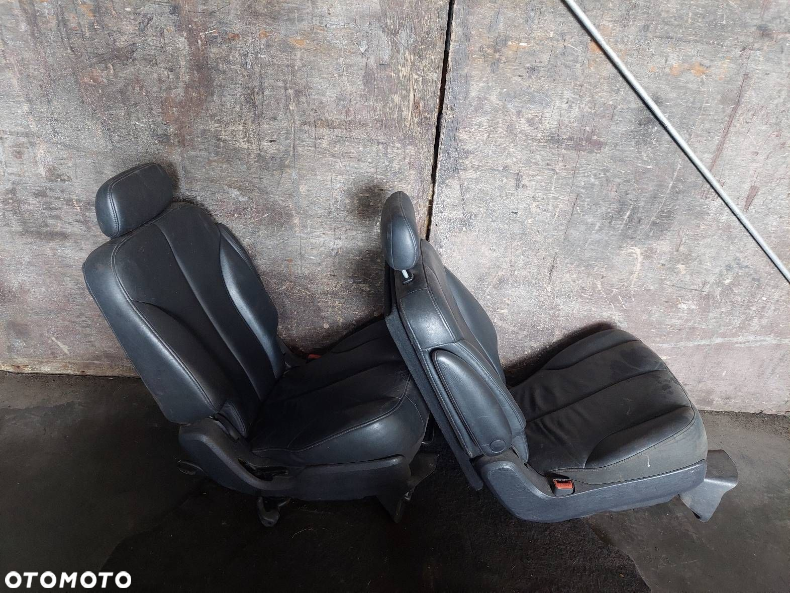 FOTEL DRUGI RZĄD LEWY TYŁ + PRAWY TYŁ CHRYSLER PACIFICA I - 3