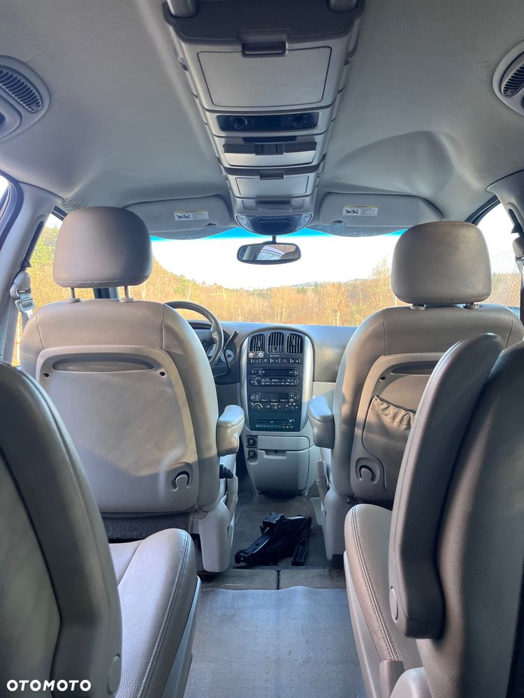 Chrysler Town & Country - 14
