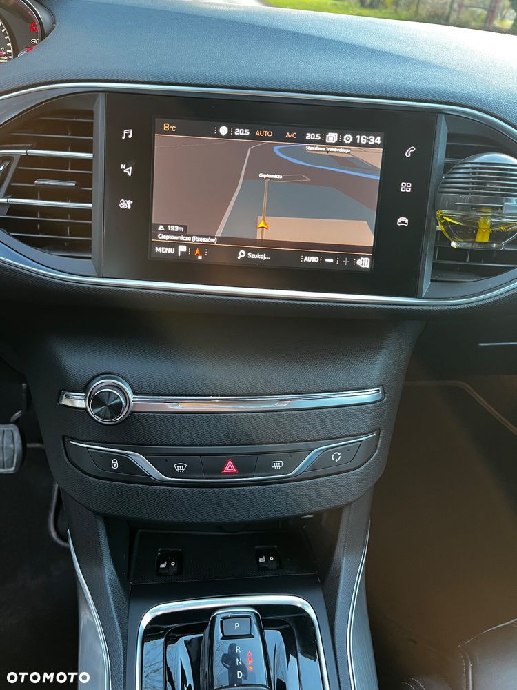 Peugeot 308 1.2 PureTech GPF Road Trip S&S EAT8 - 29