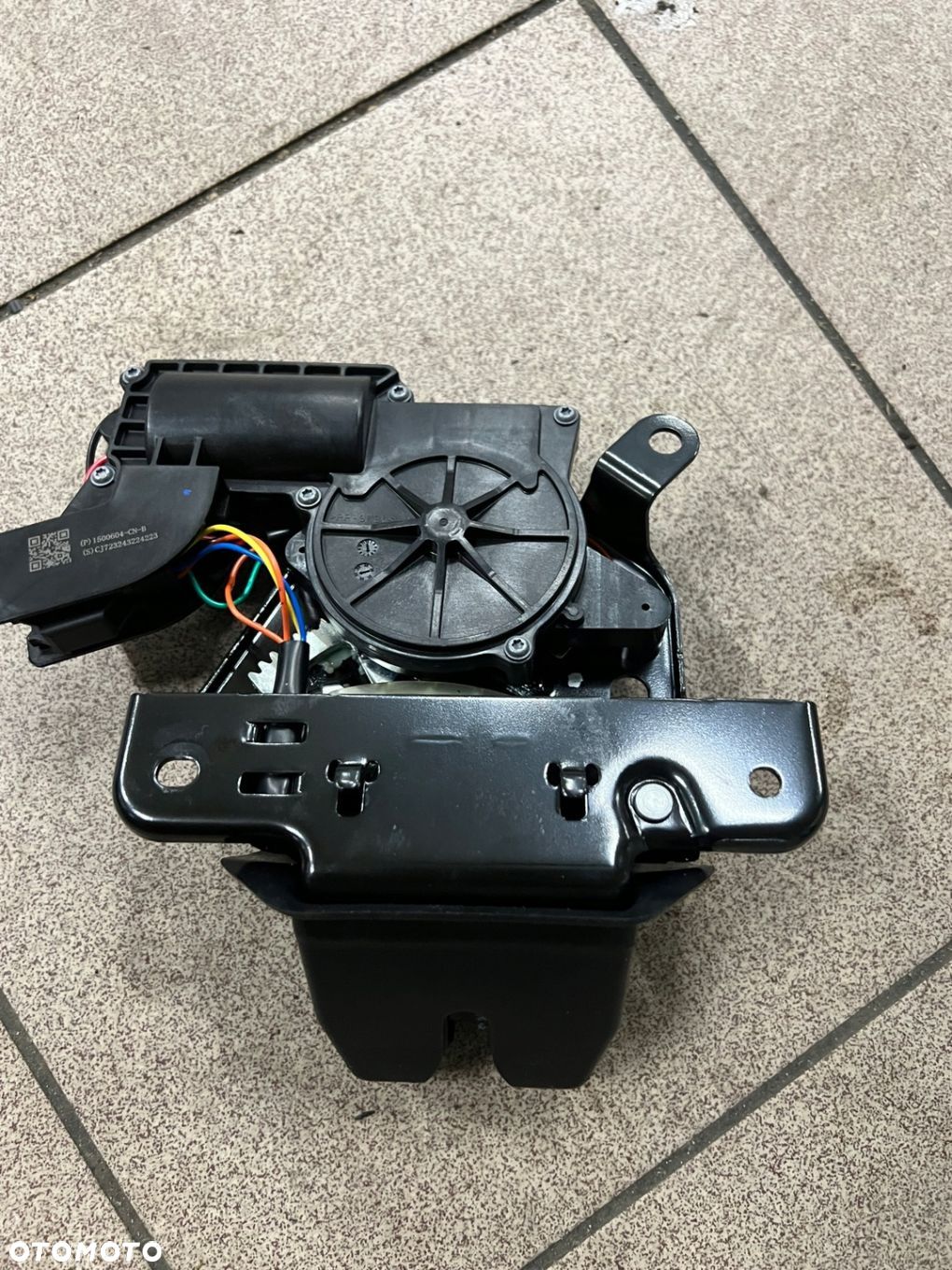 TESLA MODEL Y 20- ZAMEK RYGIEL KLAPY BAGAŻNIKA 1500604-CN-B - 1