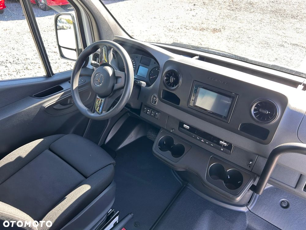 Mercedes-Benz Sprinter 519 - 12