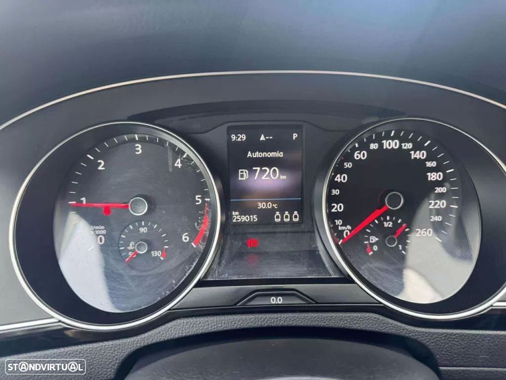 VW Passat Variant 2.0 TDI R-Line DSG - 5