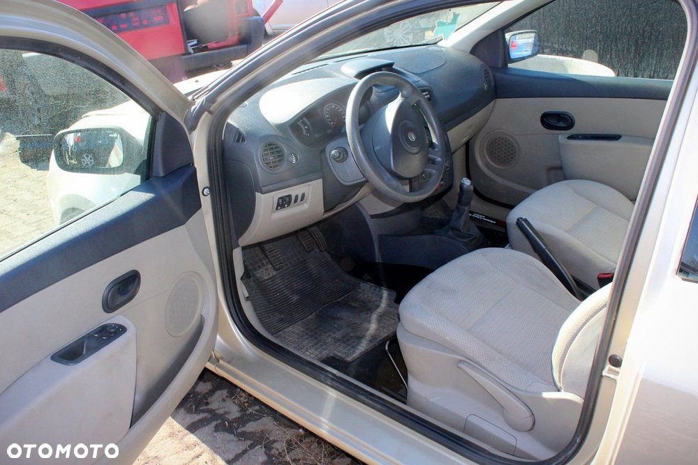 Renault Clio III 2006 1.1i D4F740 HB3D (MASKA, ZDERZAK, LAMPA, BŁOTNIK, DRZWI, SZYBA, FOTEL) - 8