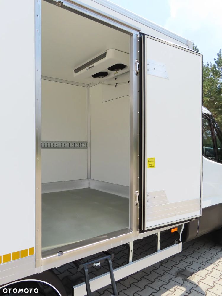 Iveco DAILY 35C16 3.0 HPI Chłodnia 7 E.Palet 3710 mm Dł. WZMACNIANY Agregat Thermo King 0*C Boczne Drzwi Zabudowy DMC 3500 DUŻA Ładowność 1160 Kg Nowe OPONY + Serwis W ASO IVECO Virtual Cockpit Carplay / Android Auto Stan Jak Nowy GWARANCJA Gotowy I Dostępny Polecam - 24