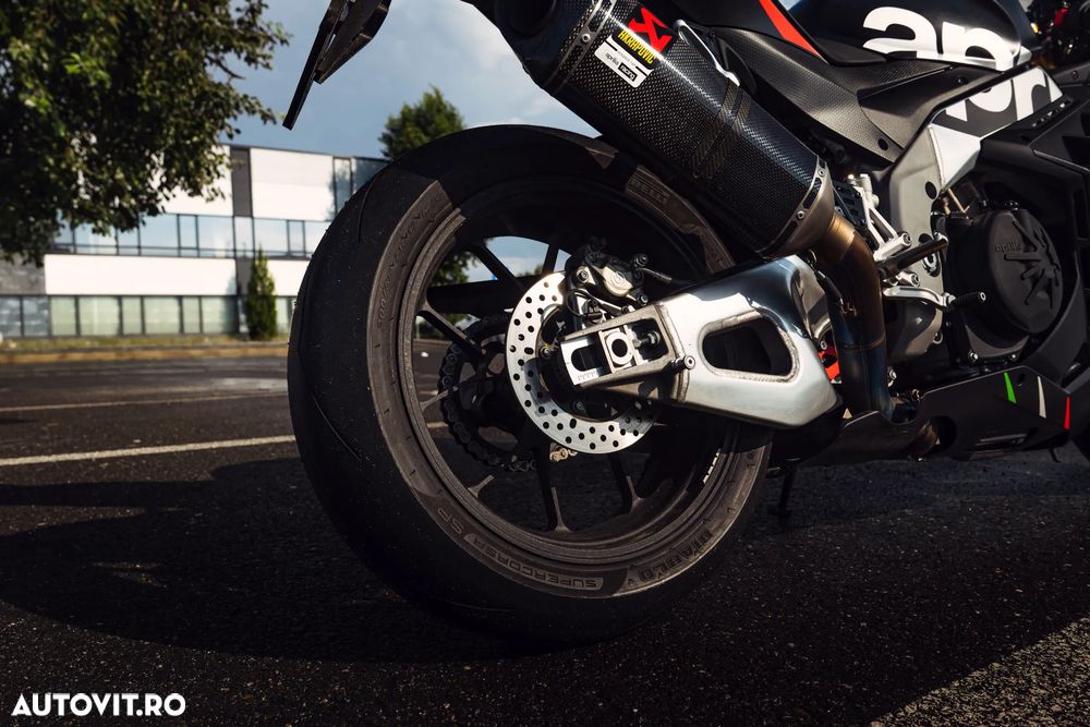 Aprilia RSV-4 Factory - 17