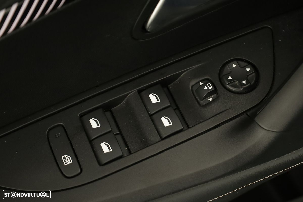 Peugeot 2008 1.2 PureTech Allure EAT8 - 21