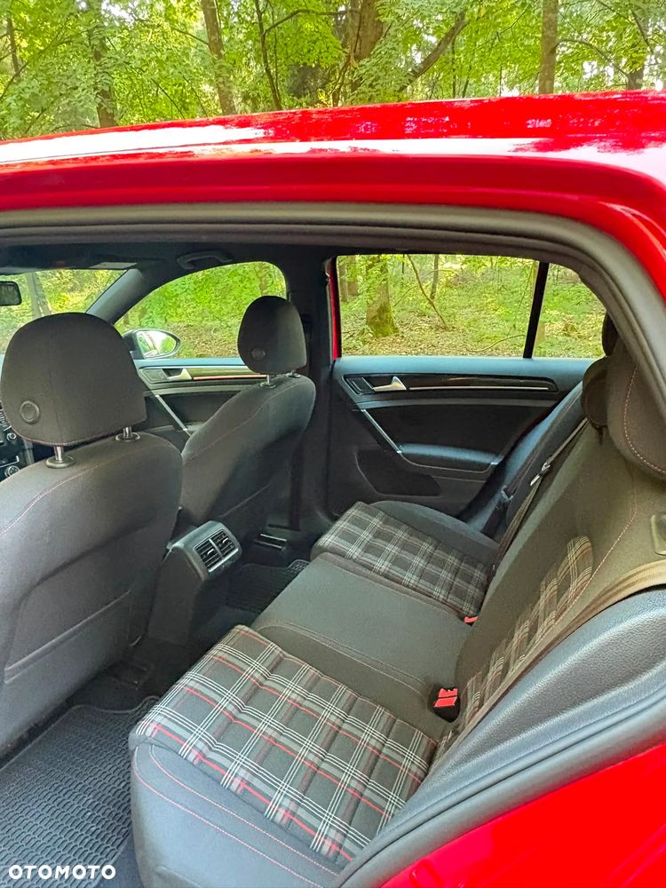 Volkswagen Golf - 6