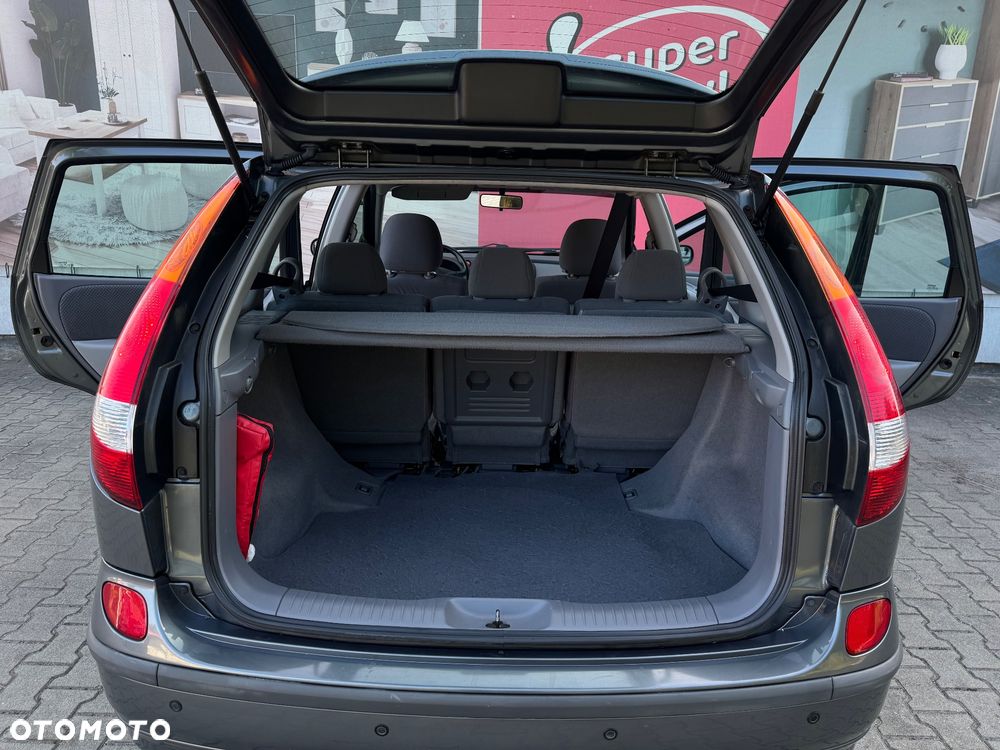 Nissan Almera Tino - 18