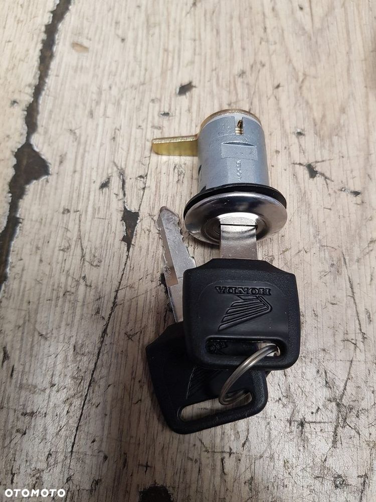 Zamek siedzenia klucz Honda CB550SC CBR900RR VF1000F 77225-ME4-003 - 5