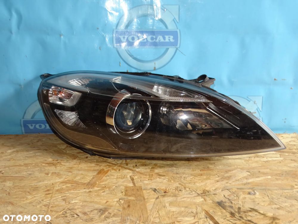 LAMPA XENON PRAWA VOLVO V40 EUROPA 2012- - 1