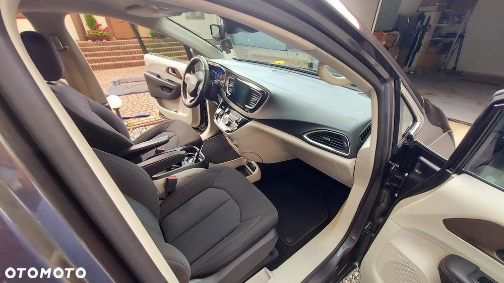 Chrysler Pacifica - 16