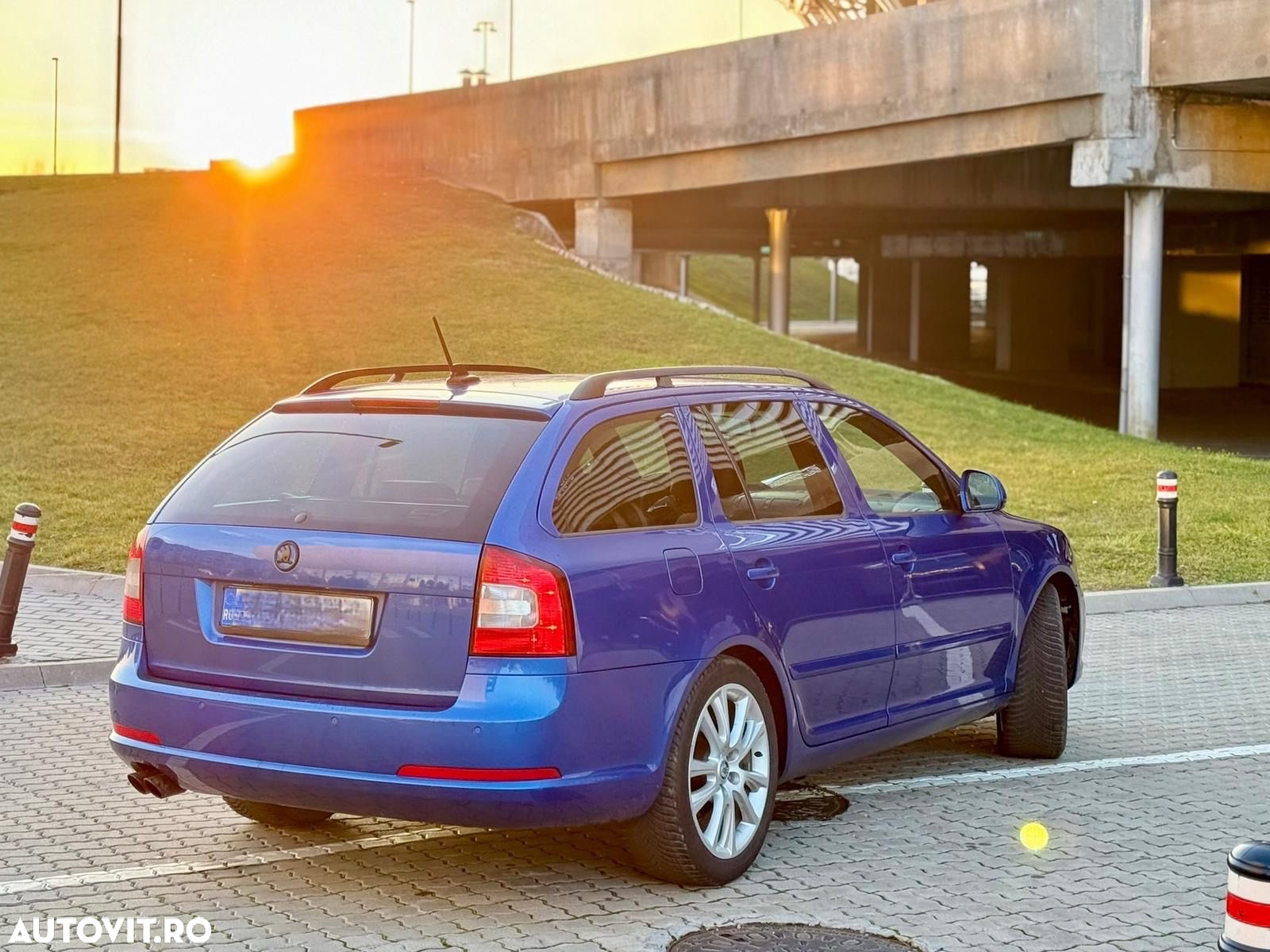 Skoda Octavia Combi 2.0 TDI RS DSG - 2