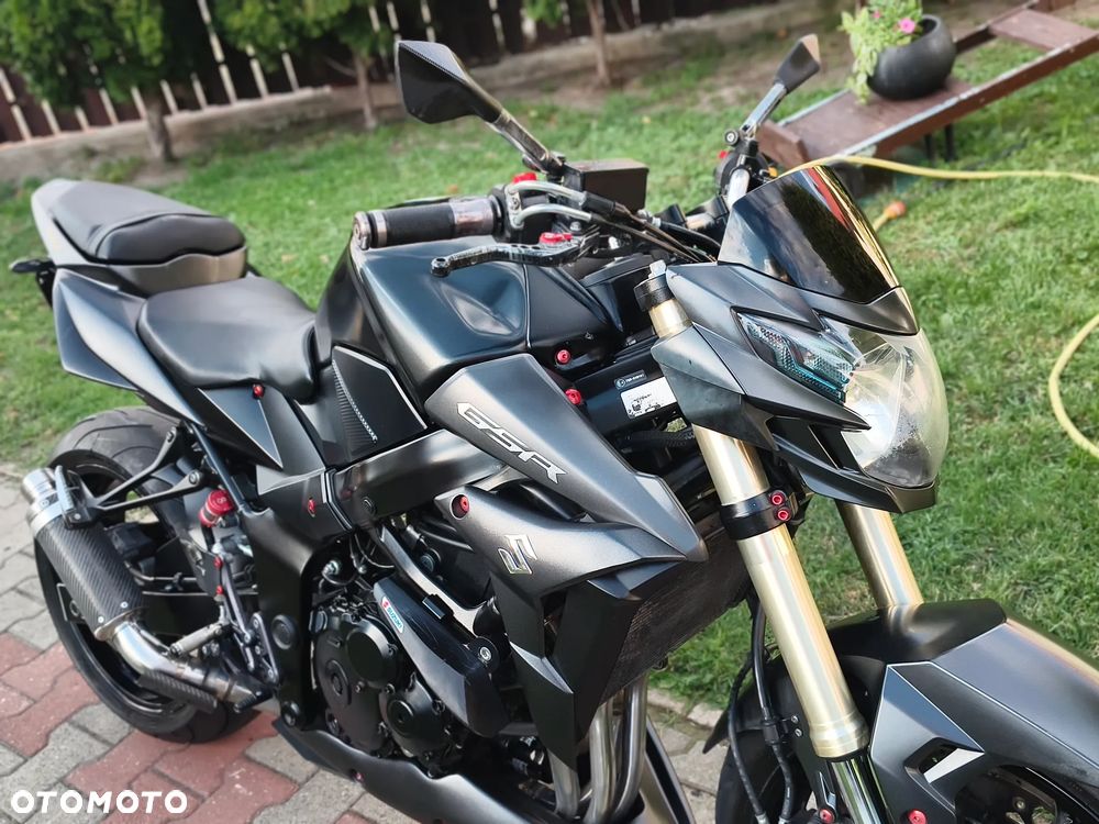 Suzuki GSR - 11