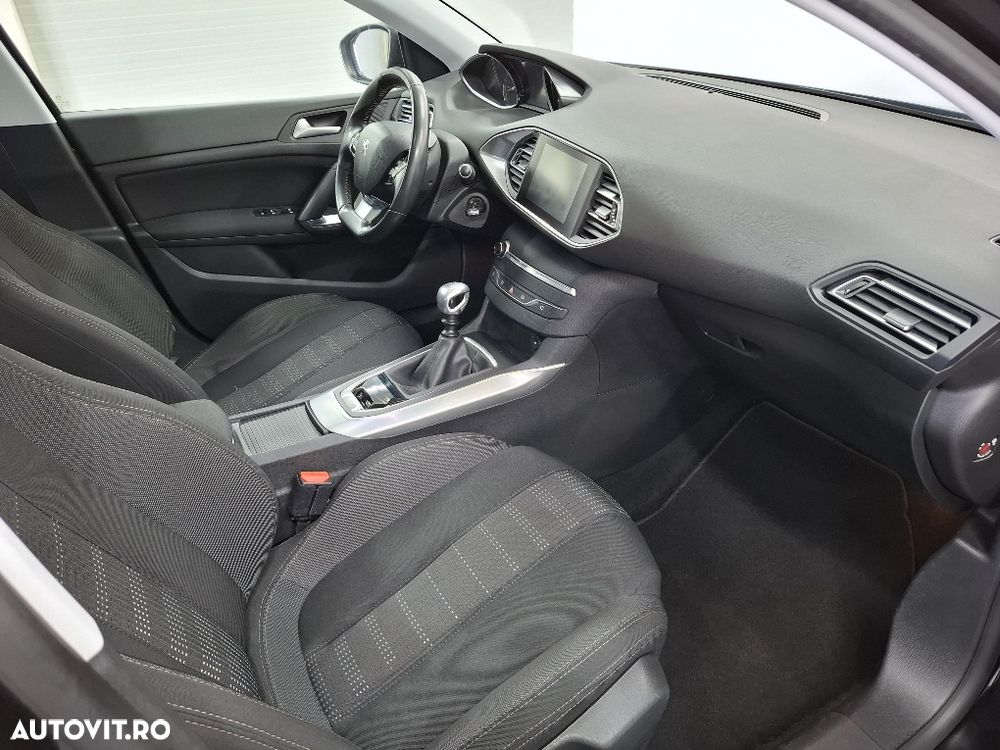 Peugeot 308 1.2 L PureTech Turbo Allure - 12