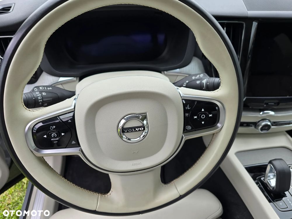 Volvo XC 60 B4 D AWD Plus Dark - 17
