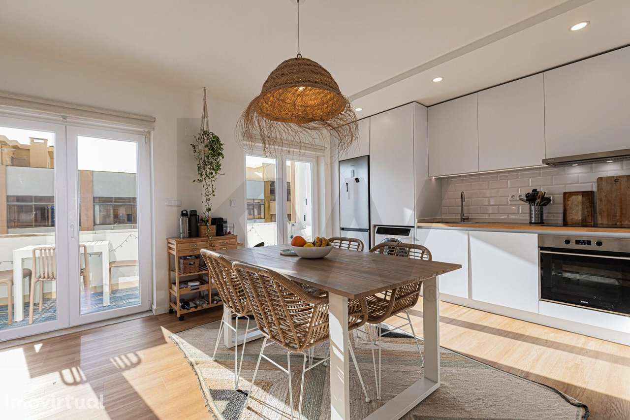 Apartamento T2+1 Renovado com Varanda e Vista Mar na Costa da Caparica - Grande imagem: 3/28