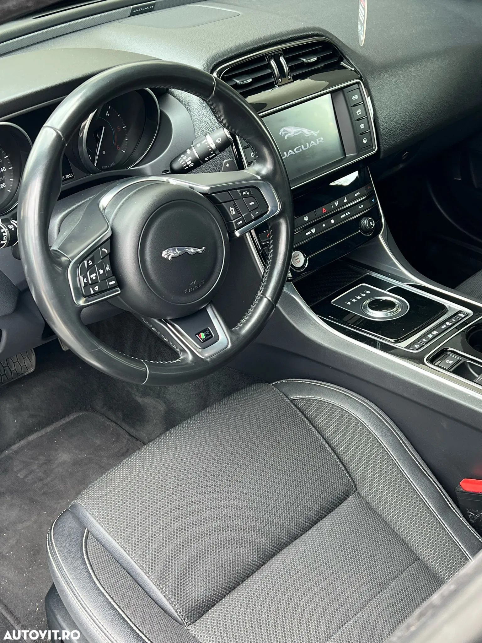 Jaguar XE 2.0 R-Sport - 2