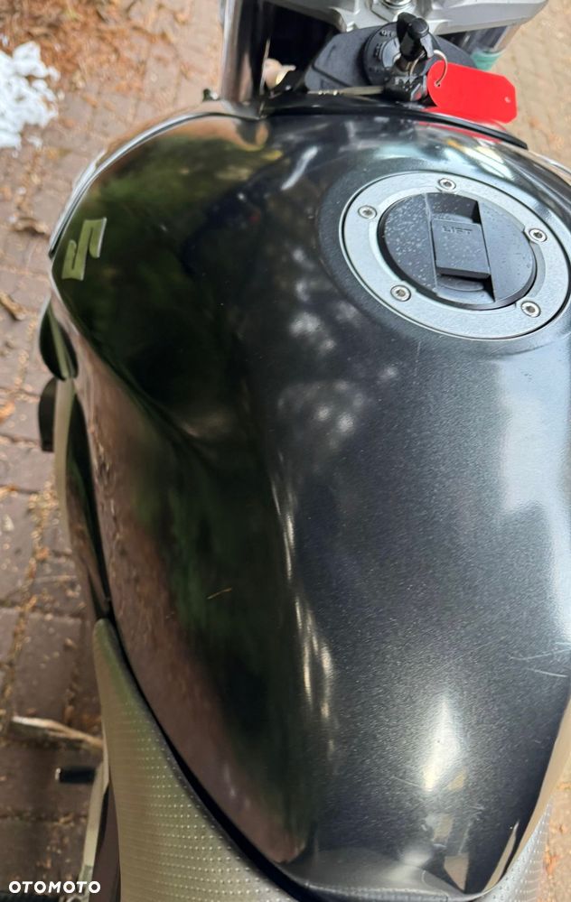 Suzuki GSR - 16