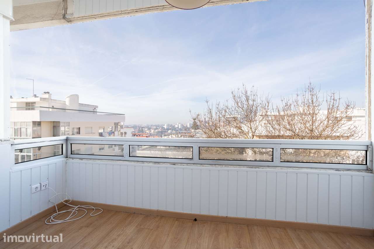 Apartamento T2 com Vista Mar para Remodelar a Gosto em Oeiras - Grande imagem: 2/25