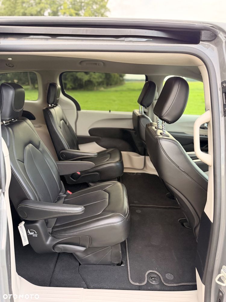 Chrysler Pacifica - 16