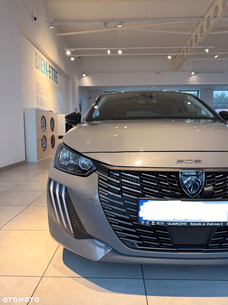 Peugeot 208 - 8