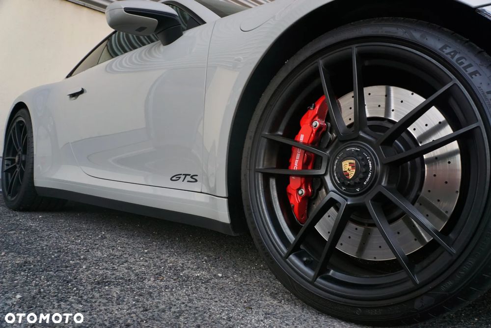 Porsche 911 Carrera 4 GTS - 12