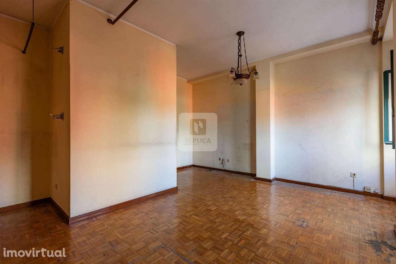 Prédio para recuperar, com elevador na Baixa do Porto - Grande imagem: 5/39