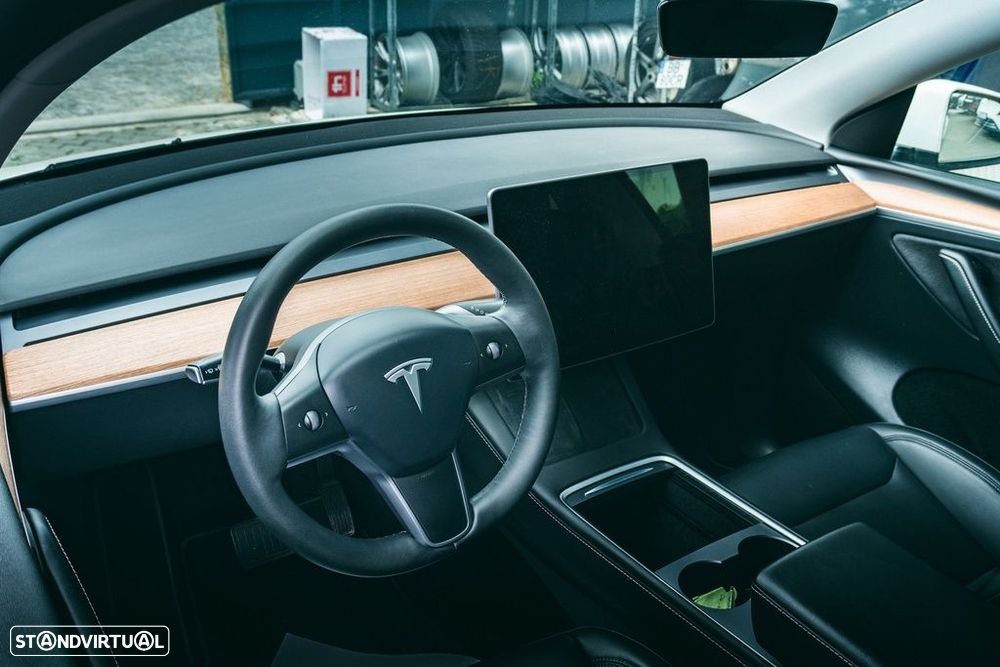 Tesla Model Y - 8