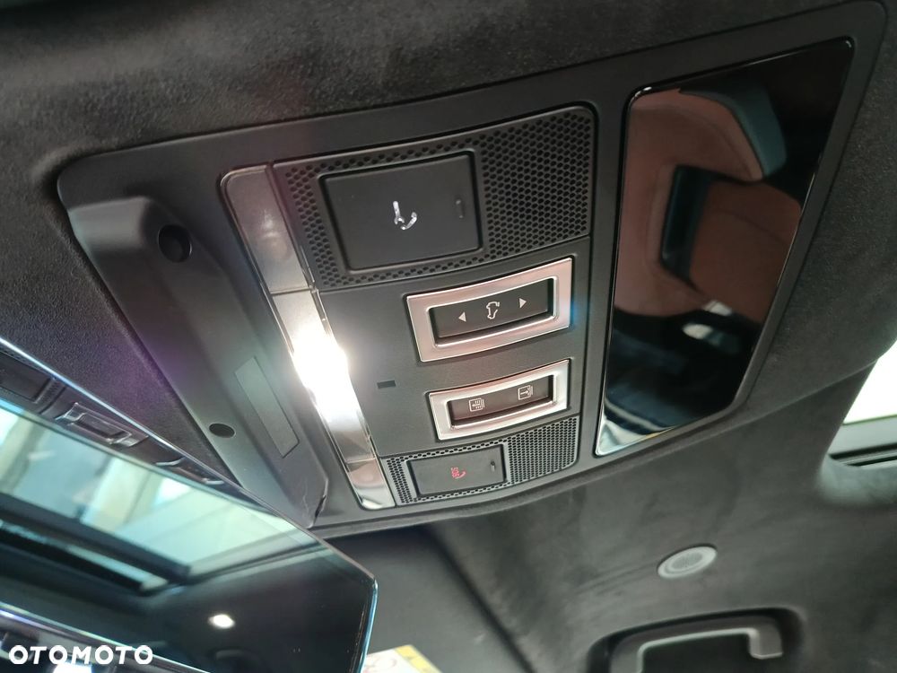 Land Rover Defender - 33