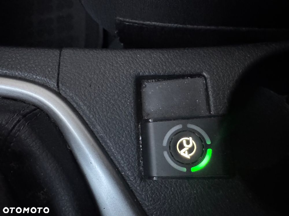 Toyota Auris 1.6 Premium + - 24