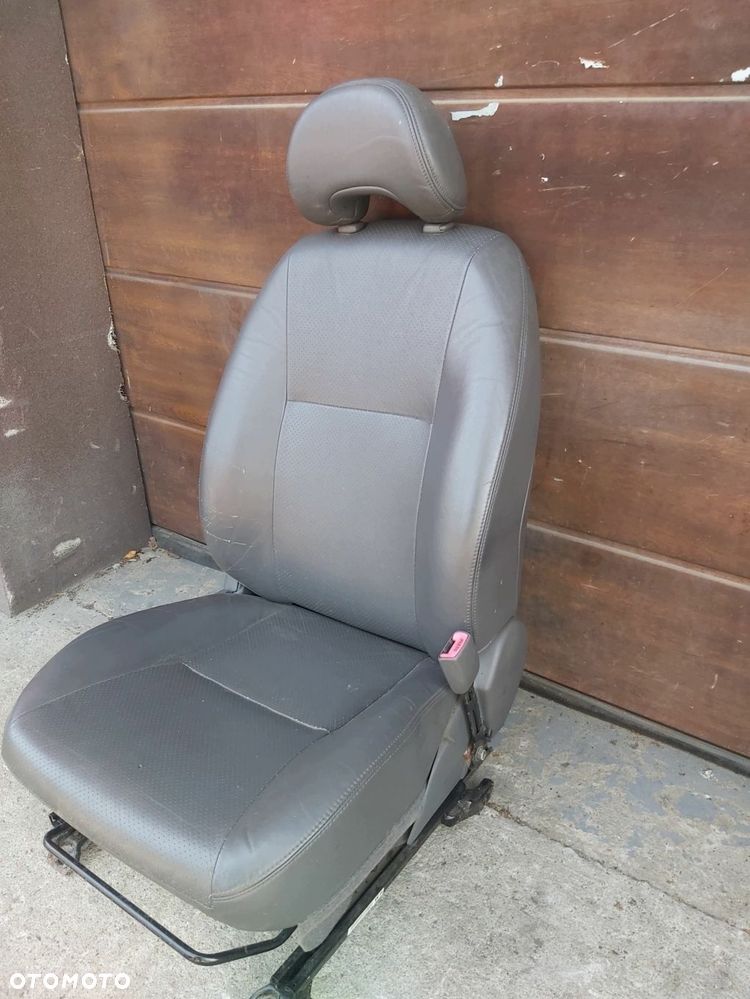 Toyota Prius II 1,5 XW20 fotel prawy przód pasażera skóra 03-09r - 1