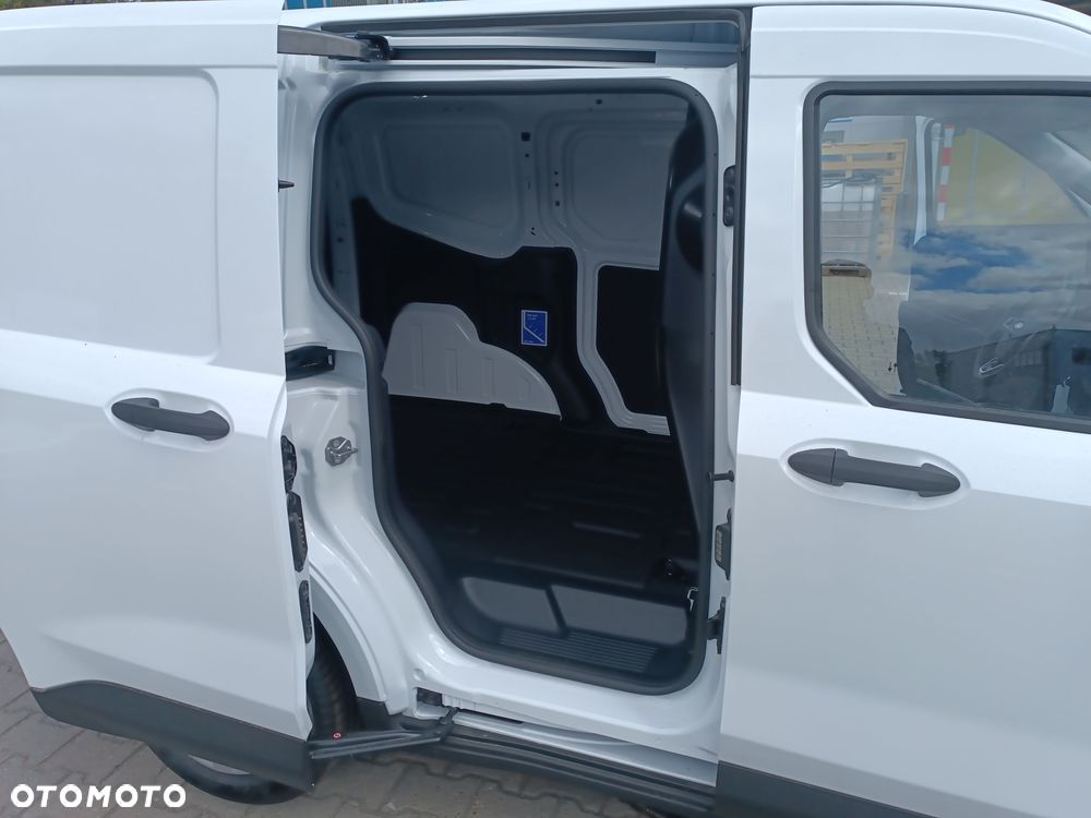 Ford Transit Courier - 25