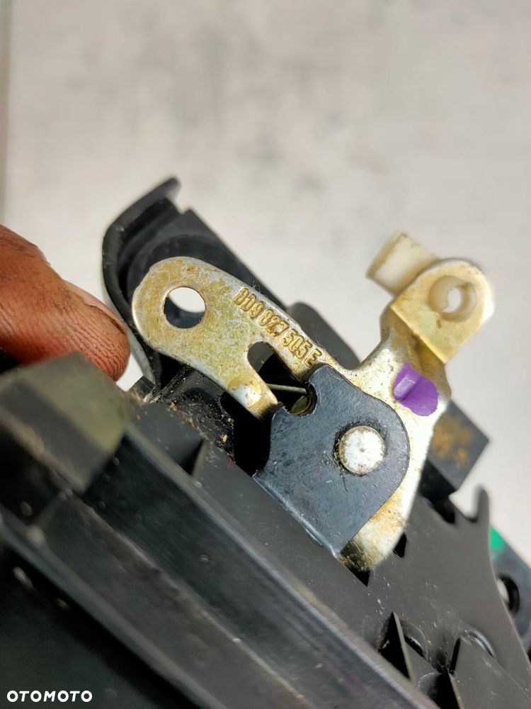 zamek klapy tył audi a4 b5 lift kombi 8d9827505e - 3